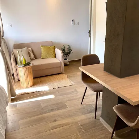 Choco's Seaside Apartment *